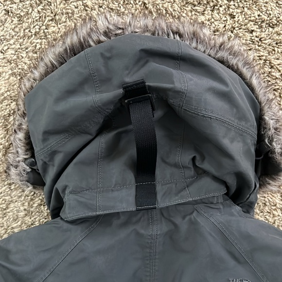 The North Face Women’s Artic Down Parka with hood and faux fur trim in CC13 Gray - Picture 7 of 7